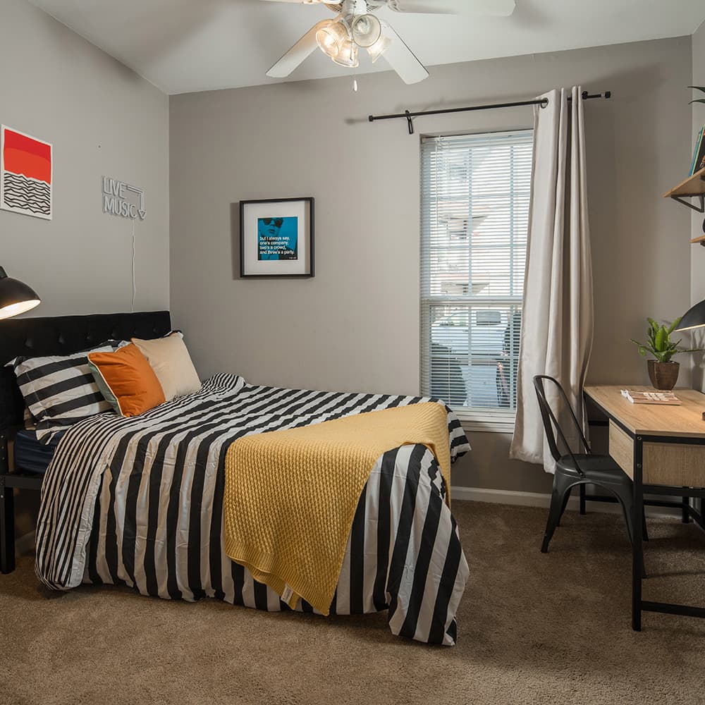 Model–Hill-Place–13