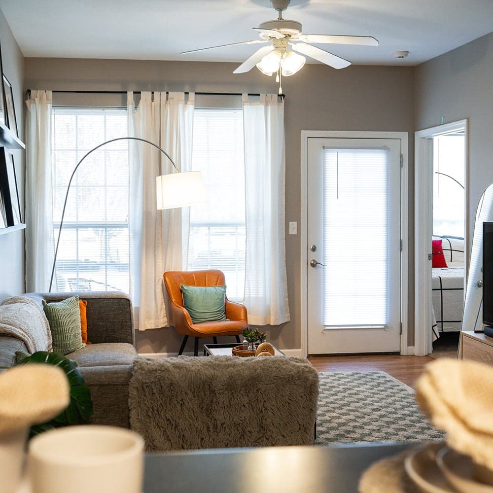 Model–Hill-Place-1678