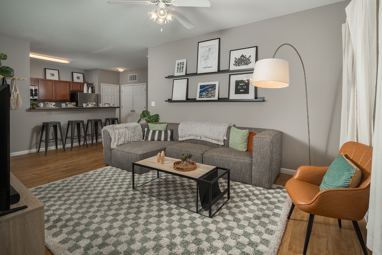 Model–Hill-Place–19