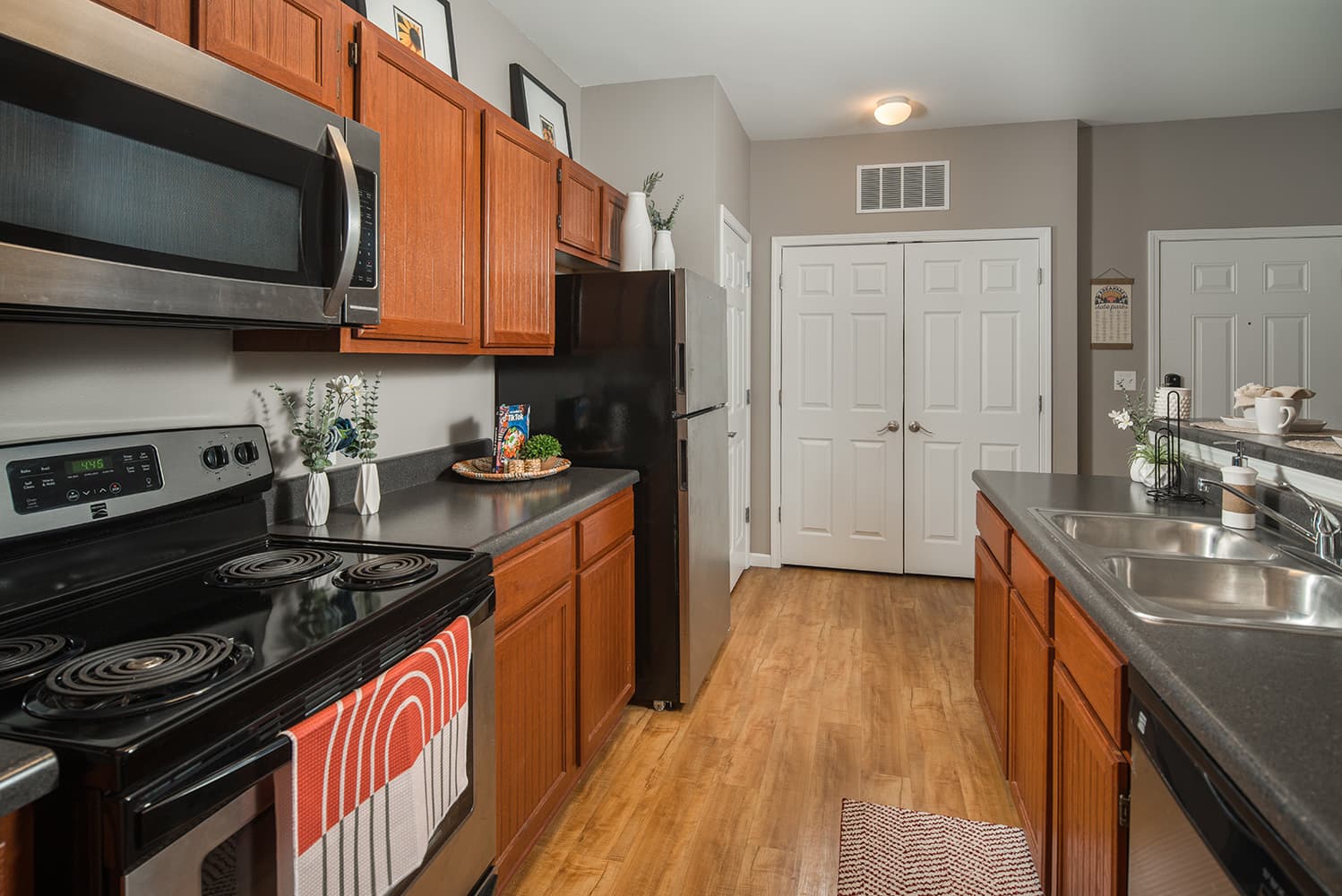 Model–Hill-Place–24