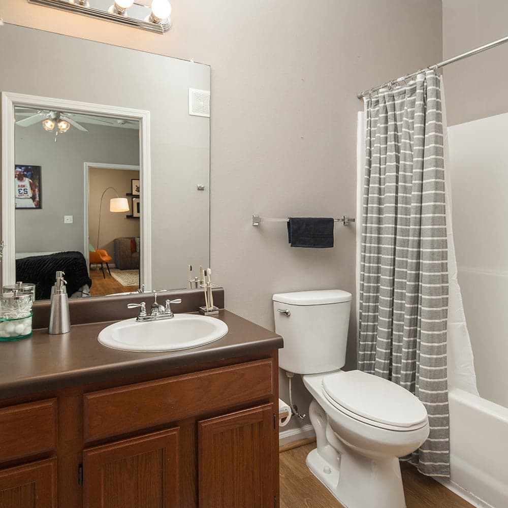 Model–Hill-Place–27