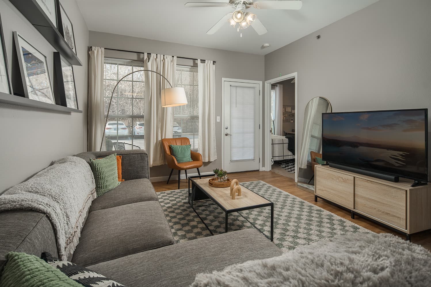 Model–Hill-Place–31